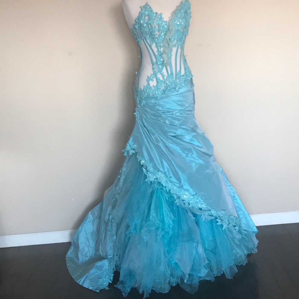 Prom gown! Brand new. Never worn . Perfect for a prom/quinceañera. Taking offers